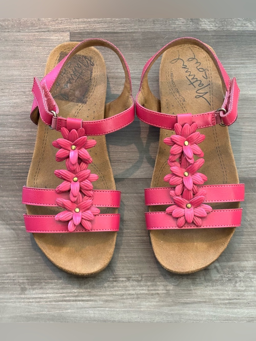 Natural Soul women's sandals featuring decorative flower details size 8.5 NWT!